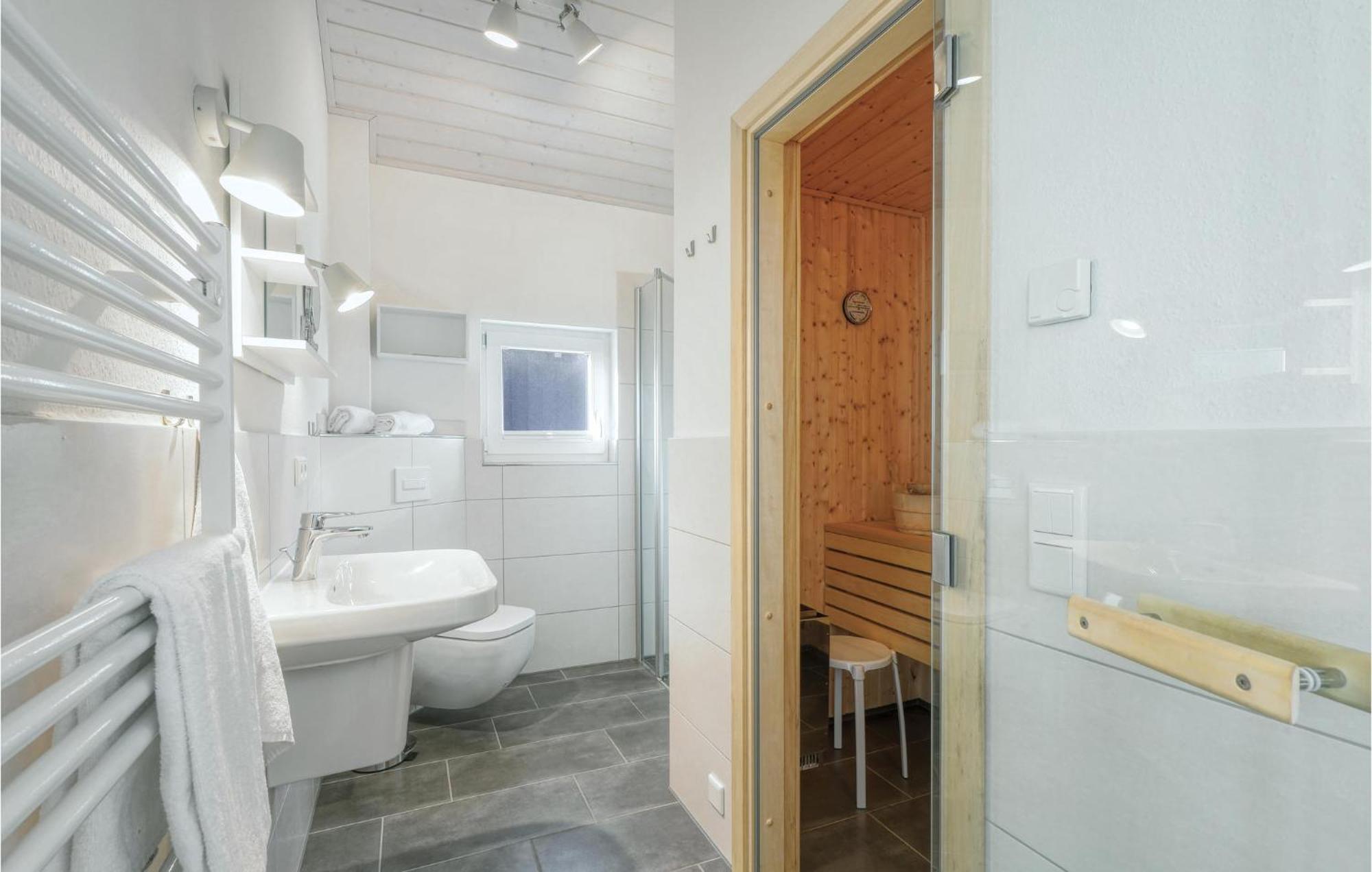 Stunning Home In Krems Ii-Warderbrueck With Wifi Gols Exterior foto